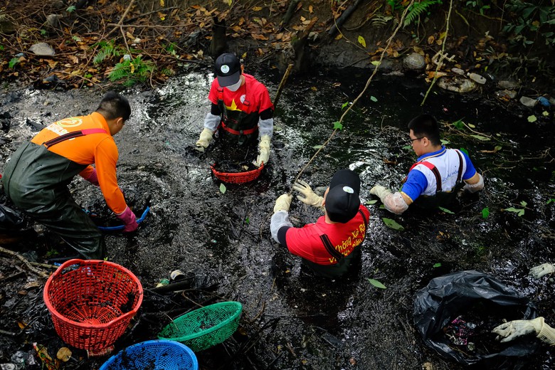 Bi&ecirc;n H&ograve;a: Nh&oacute;m t&igrave;nh nguyện trẻ miệt m&agrave;i dọn r&aacute;c k&ecirc;nh đen, chống ngập đ&ocirc; thị- Ảnh 1.