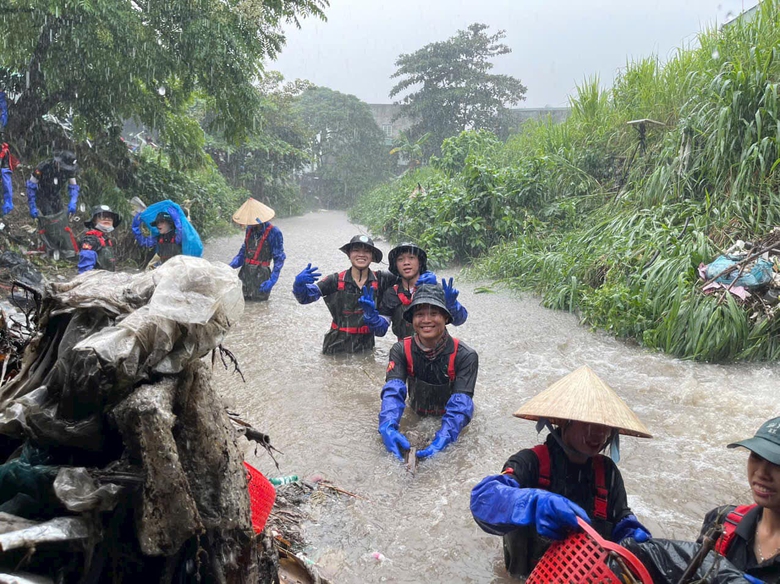 Bi&ecirc;n H&ograve;a: Nh&oacute;m t&igrave;nh nguyện trẻ miệt m&agrave;i dọn r&aacute;c k&ecirc;nh đen, chống ngập đ&ocirc; thị- Ảnh 12.
