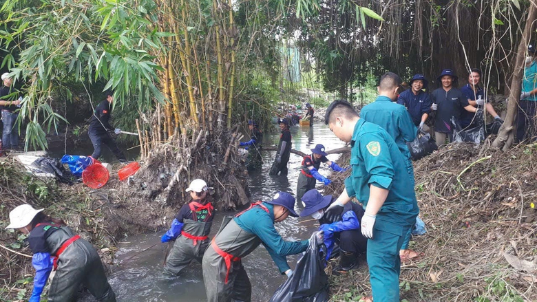 Bi&ecirc;n H&ograve;a: Nh&oacute;m t&igrave;nh nguyện trẻ miệt m&agrave;i dọn r&aacute;c k&ecirc;nh đen, chống ngập đ&ocirc; thị- Ảnh 14.