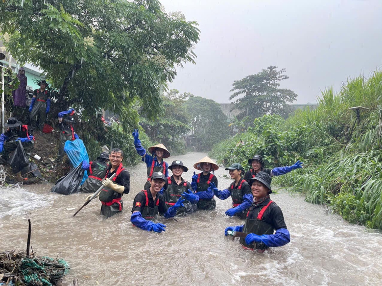 Bi&ecirc;n H&ograve;a: Nh&oacute;m t&igrave;nh nguyện trẻ miệt m&agrave;i dọn r&aacute;c k&ecirc;nh đen, chống ngập đ&ocirc; thị- Ảnh 4.