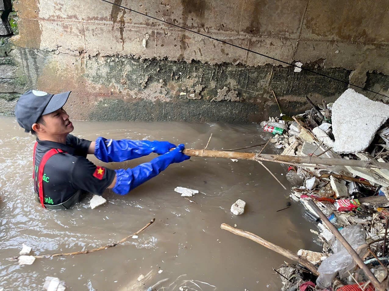 Bi&ecirc;n H&ograve;a: Nh&oacute;m t&igrave;nh nguyện trẻ miệt m&agrave;i dọn r&aacute;c k&ecirc;nh đen, chống ngập đ&ocirc; thị- Ảnh 9.