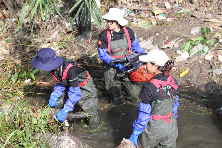 Bi&ecirc;n H&ograve;a: Nh&oacute;m t&igrave;nh nguyện trẻ miệt m&agrave;i dọn r&aacute;c k&ecirc;nh đen, chống ngập đ&ocirc; thị- Ảnh 13.