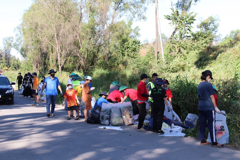 Bi&ecirc;n H&ograve;a: Nh&oacute;m t&igrave;nh nguyện trẻ miệt m&agrave;i dọn r&aacute;c k&ecirc;nh đen, chống ngập đ&ocirc; thị- Ảnh 10.