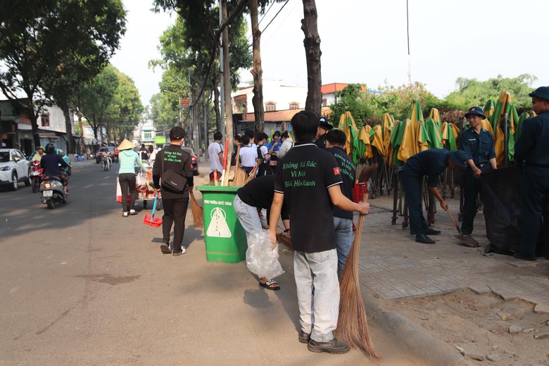Bi&ecirc;n H&ograve;a: Nh&oacute;m t&igrave;nh nguyện trẻ miệt m&agrave;i dọn r&aacute;c k&ecirc;nh đen, chống ngập đ&ocirc; thị- Ảnh 6.