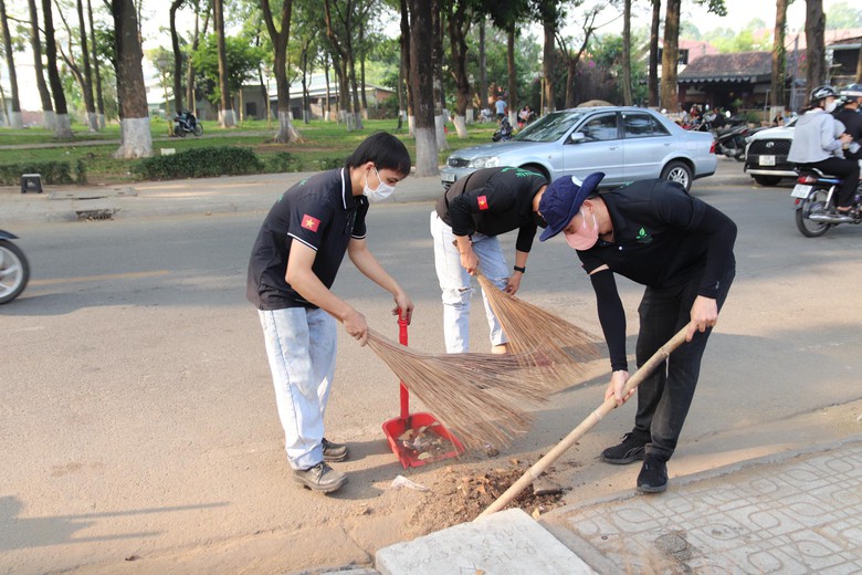 Bi&ecirc;n H&ograve;a: Nh&oacute;m t&igrave;nh nguyện trẻ miệt m&agrave;i dọn r&aacute;c k&ecirc;nh đen, chống ngập đ&ocirc; thị- Ảnh 7.