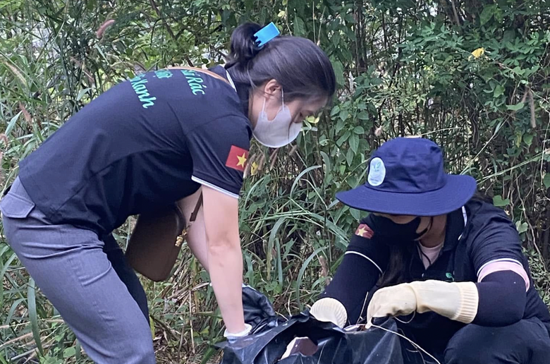 Bi&ecirc;n H&ograve;a: Nh&oacute;m t&igrave;nh nguyện trẻ miệt m&agrave;i dọn r&aacute;c k&ecirc;nh đen, chống ngập đ&ocirc; thị- Ảnh 3.