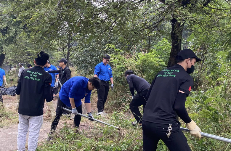 Bi&ecirc;n H&ograve;a: Nh&oacute;m t&igrave;nh nguyện trẻ miệt m&agrave;i dọn r&aacute;c k&ecirc;nh đen, chống ngập đ&ocirc; thị- Ảnh 2.