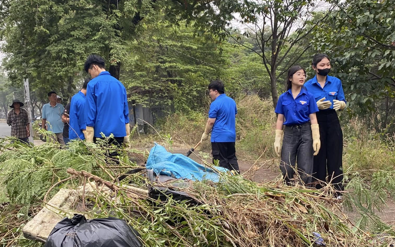 Bi&ecirc;n H&ograve;a: Nh&oacute;m t&igrave;nh nguyện trẻ miệt m&agrave;i dọn r&aacute;c k&ecirc;nh đen, chống ngập đ&ocirc; thị- Ảnh 8.