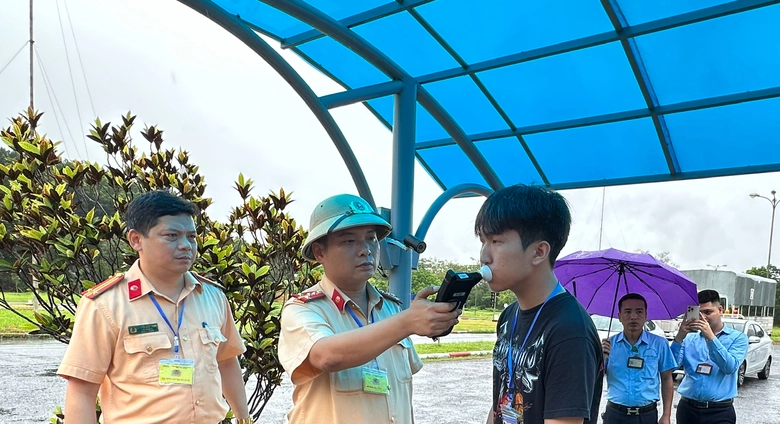 Hơn 200 học vi&ecirc;n dự kỳ s&aacute;t hạch l&aacute;i xe đầu ti&ecirc;n của C&ocirc;ng an Tuy&ecirc;n Quang- Ảnh 6.