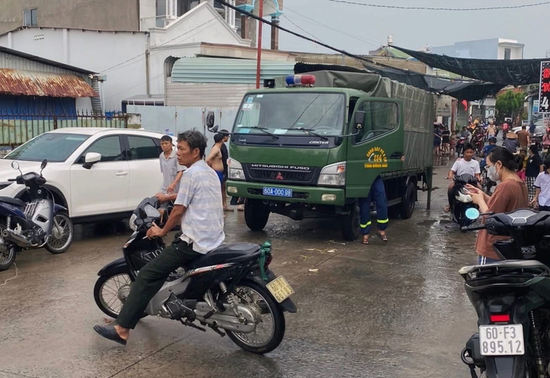 Nhiều đường ở Đồng Nai ngập s&acirc;u hơn nửa m&eacute;t v&igrave; mưa lớn- Ảnh 4.