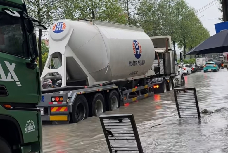 Nhiều đường ở Đồng Nai ngập s&acirc;u hơn nửa m&eacute;t v&igrave; mưa lớn- Ảnh 5.