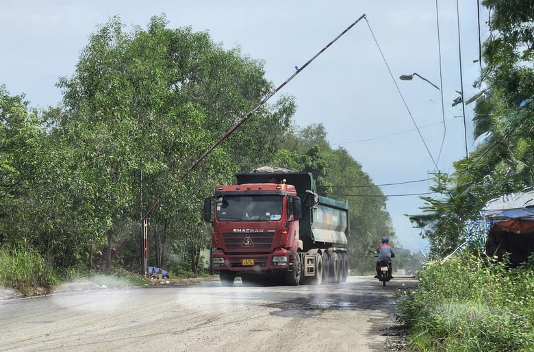 Vụ lập barie thu phí đường làng ở Trảng Bom: Công an làm việc với một số người liên quan- Ảnh 1. Vụ lập barie thu phí đường làng ở Trảng Bom: Công an làm việc với một số người liên quan- Ảnh 1.