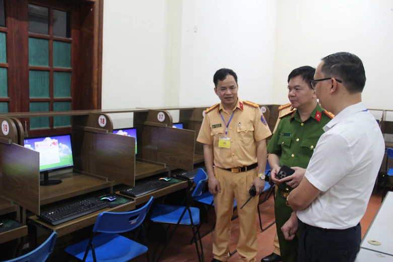 Hơn 200 học vi&ecirc;n dự kỳ s&aacute;t hạch l&aacute;i xe đầu ti&ecirc;n của C&ocirc;ng an Tuy&ecirc;n Quang- Ảnh 1.