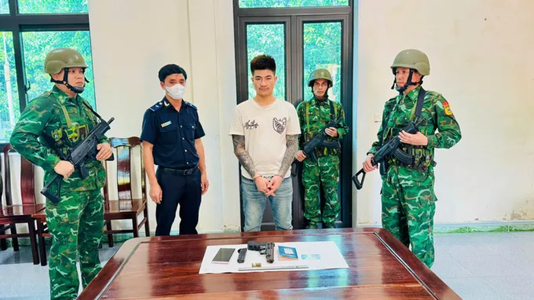 H&agrave; Tĩnh: Bắt giữ đối tượng t&agrave;ng trữ s&uacute;ng, ma t&uacute;y qua cửa khẩu quốc tế Cầu Treo- Ảnh 1.