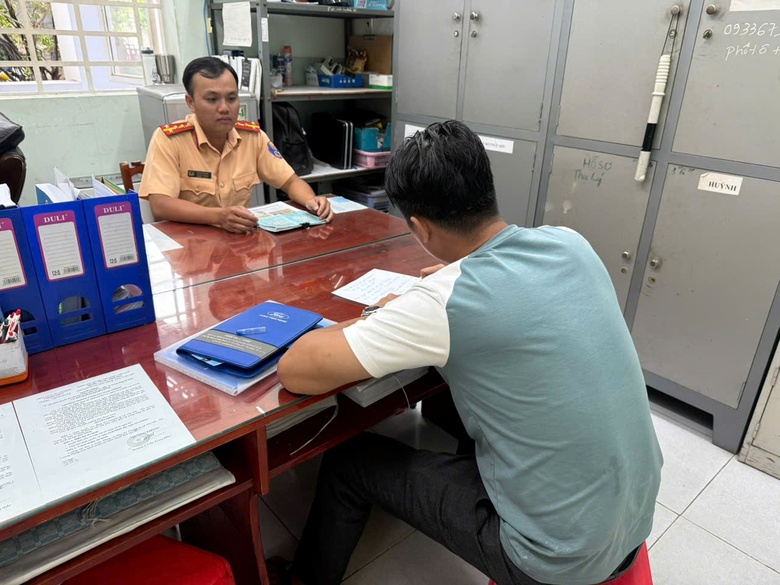 TP.HCM: Phạt 19 triệu đồng t&agrave;i xế xe b&aacute;n tải vượt đ&egrave;n đỏ ở huyện H&oacute;c M&ocirc;n- Ảnh 1.