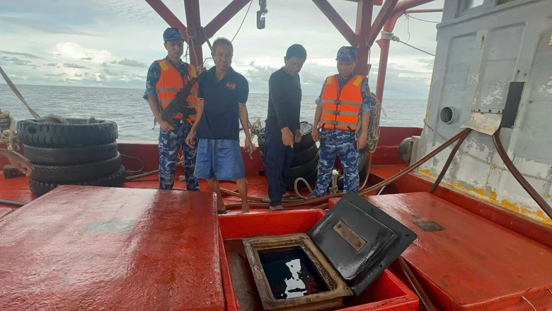 Bắt th&ecirc;m t&agrave;u c&aacute; chở 60.000 l&iacute;t dầu tr&aacute;i ph&eacute;p gần đảo Thổ Chu ở Ki&ecirc;n Giang- Ảnh 1.