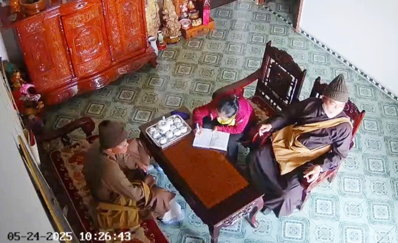 L&acirc;m Đồng: Ph&aacute;t hiện 2 người đ&agrave;n &ocirc;ng giả danh nh&agrave; sư đi khất thực để lừa đảo- Ảnh 1.