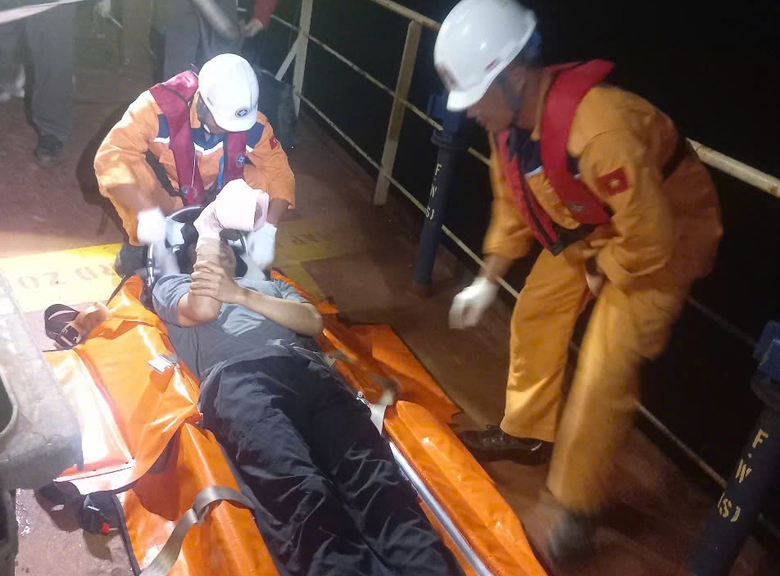 Một thuyền viên nước ngoài thoát nạn trên vùng biển Nha Trang- Ảnh 2. Một thuyền viên nước ngoài thoát nạn trên vùng biển Nha Trang- Ảnh 2.