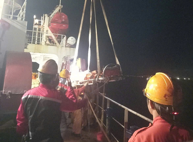 Một thuyền viên nước ngoài thoát nạn trên vùng biển Nha Trang- Ảnh 1. Một thuyền viên nước ngoài thoát nạn trên vùng biển Nha Trang- Ảnh 1.