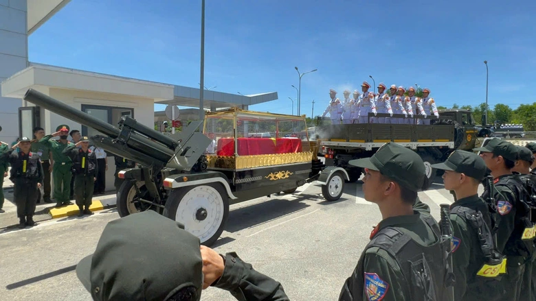 Đưa linh cữu nguyên Chủ tịch nước về đất mẹ Phổ Khánh- Ảnh 1. Đưa linh cữu nguyên Chủ tịch nước về đất mẹ Phổ Khánh- Ảnh 1.