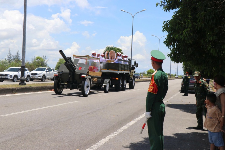 Đưa linh cữu nguyên Chủ tịch nước về đất mẹ Phổ Khánh- Ảnh 4. Đưa linh cữu nguyên Chủ tịch nước về đất mẹ Phổ Khánh- Ảnh 4.