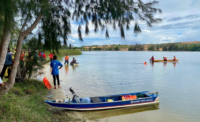 Diễn biến mới vụ &ocirc; t&ocirc; địa h&igrave;nh trượt xuống hồ, nữ du kh&aacute;ch tử vong ở Khu du lịch B&agrave;u Trắng- Ảnh 1.