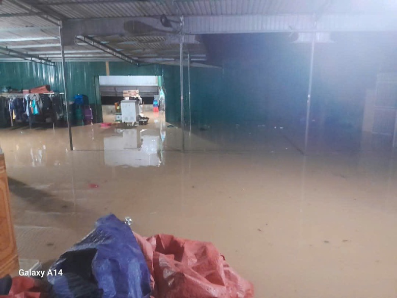 H&agrave; Tĩnh: Mưa lớn g&acirc;y lũ lụt bất ngờ trong th&aacute;ng 5, nh&agrave; cửa ngập s&acirc;u, hư hại hoa m&agrave;u- Ảnh 2.