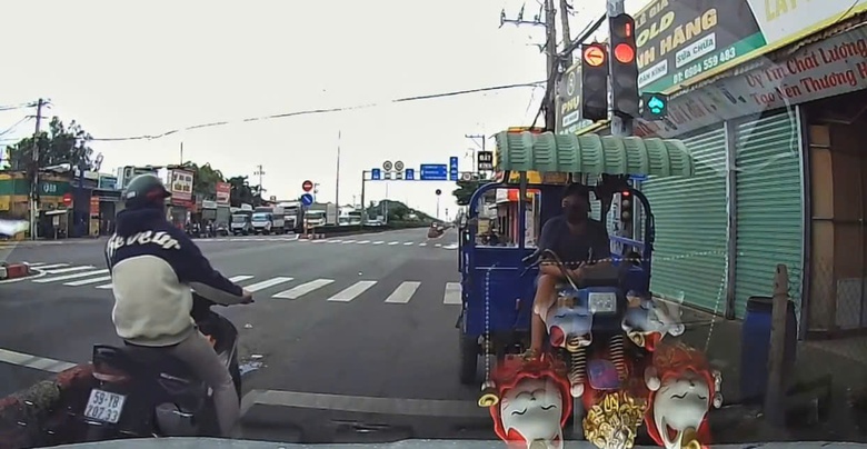 X&aacute;c minh l&aacute;i xe 3 g&aacute;c chạy ngược chiều v&agrave; th&aacute;ch thức t&agrave;i xế &ocirc; t&ocirc;- Ảnh 1.