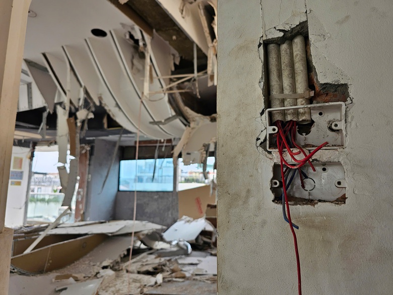 Hà Nội: Dựng rào chắn, chuẩn bị phá dỡ toà nhà "Hàm cá mập"- Ảnh 10. Hà Nội: Dựng rào chắn, chuẩn bị phá dỡ toà nhà "Hàm cá mập"- Ảnh 10.