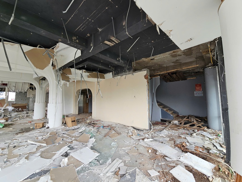 Hà Nội: Dựng rào chắn, chuẩn bị phá dỡ toà nhà "Hàm cá mập"- Ảnh 8. Hà Nội: Dựng rào chắn, chuẩn bị phá dỡ toà nhà "Hàm cá mập"- Ảnh 8.