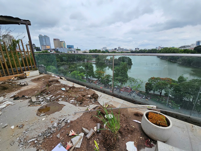 Hà Nội: Dựng rào chắn, chuẩn bị phá dỡ toà nhà "Hàm cá mập"- Ảnh 9. Hà Nội: Dựng rào chắn, chuẩn bị phá dỡ toà nhà "Hàm cá mập"- Ảnh 9.