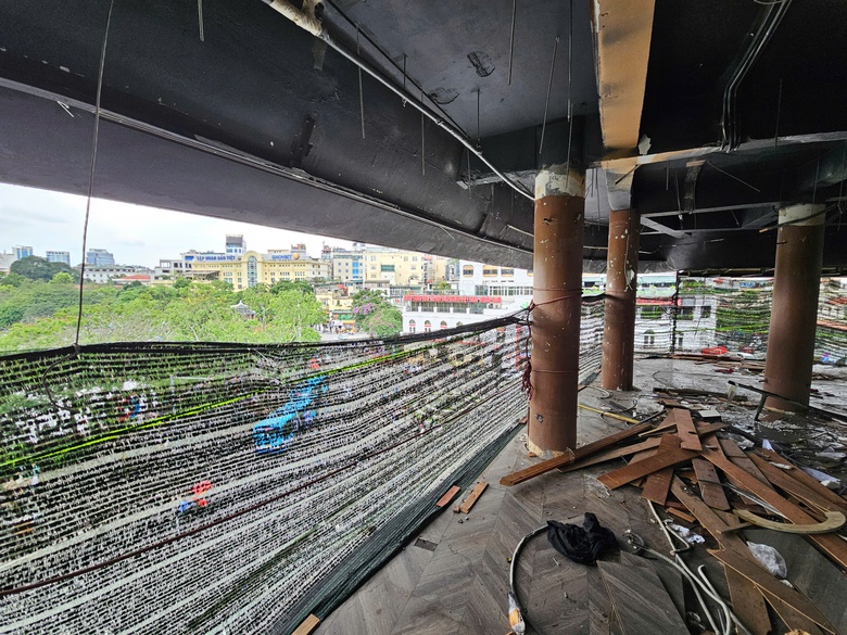 Hà Nội: Dựng rào chắn, chuẩn bị phá dỡ toà nhà "Hàm cá mập"- Ảnh 13. Hà Nội: Dựng rào chắn, chuẩn bị phá dỡ toà nhà "Hàm cá mập"- Ảnh 13.