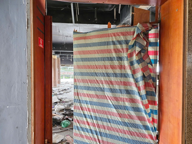 Hà Nội: Dựng rào chắn, chuẩn bị phá dỡ toà nhà "Hàm cá mập"- Ảnh 14. Hà Nội: Dựng rào chắn, chuẩn bị phá dỡ toà nhà "Hàm cá mập"- Ảnh 14.