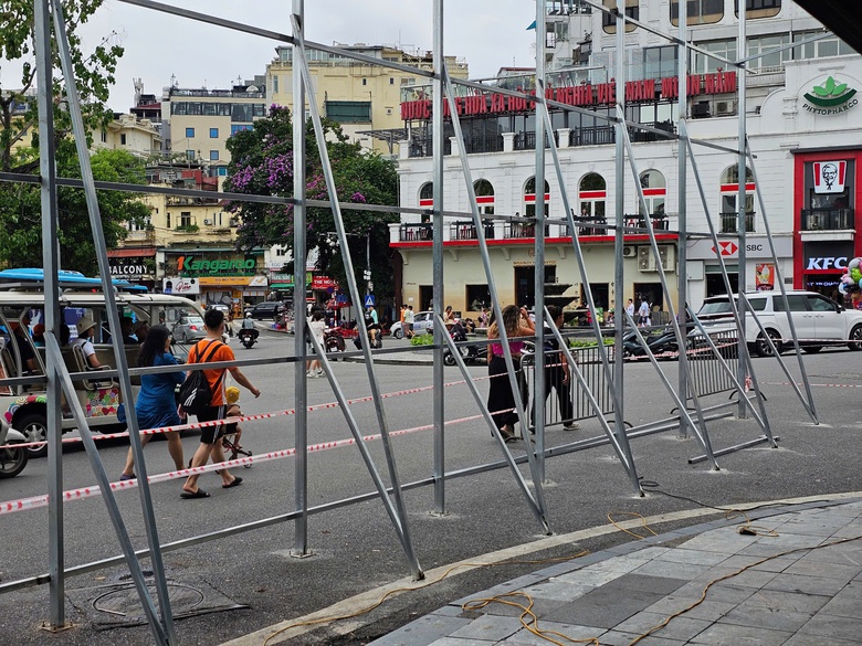 Hà Nội: Dựng rào chắn, chuẩn bị phá dỡ toà nhà "Hàm cá mập"- Ảnh 6. Hà Nội: Dựng rào chắn, chuẩn bị phá dỡ toà nhà "Hàm cá mập"- Ảnh 6.