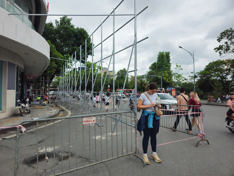 Hà Nội: Dựng rào chắn, chuẩn bị phá dỡ toà nhà "Hàm cá mập"- Ảnh 5. Hà Nội: Dựng rào chắn, chuẩn bị phá dỡ toà nhà "Hàm cá mập"- Ảnh 5.