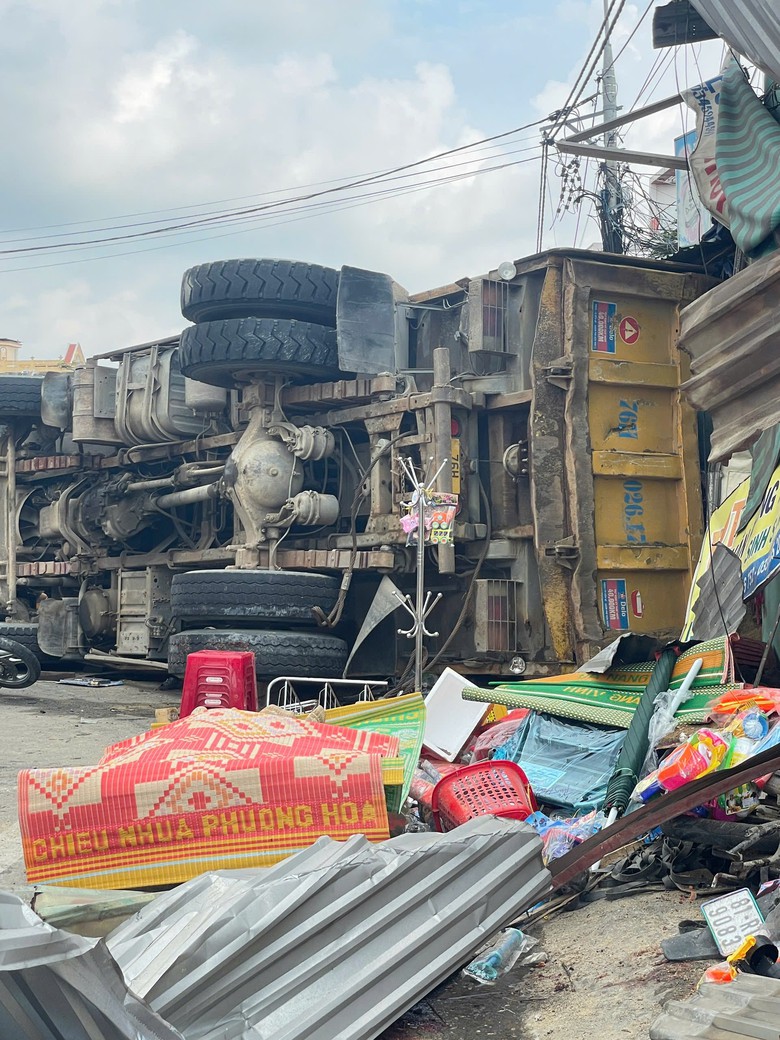 Xe tải lật đ&egrave; xe m&aacute;y tr&ecirc;n QL1 qua Quảng Ng&atilde;i, một người tử vong, nhiều người nhập viện- Ảnh 1.