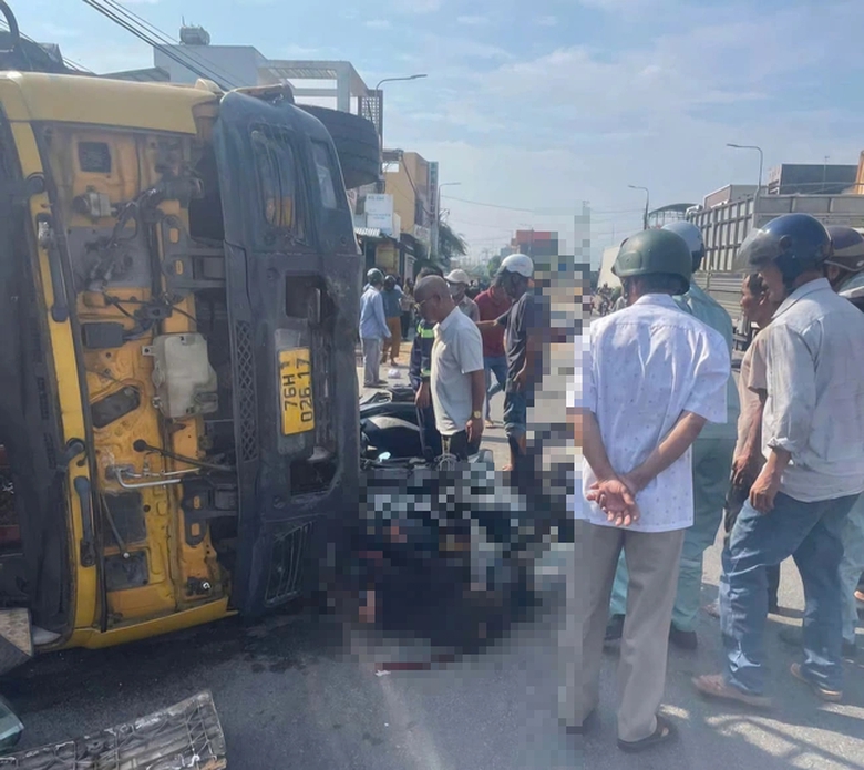 Xe tải lật đ&egrave; xe m&aacute;y tr&ecirc;n QL1 qua Quảng Ng&atilde;i, một người tử vong, nhiều người nhập viện- Ảnh 2.