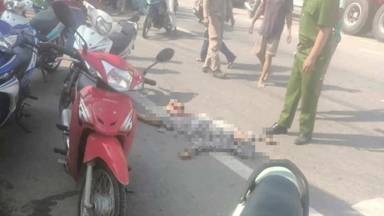 Xe tải lật đ&egrave; xe m&aacute;y tr&ecirc;n QL1 qua Quảng Ng&atilde;i, một người tử vong, nhiều người nhập viện- Ảnh 3.