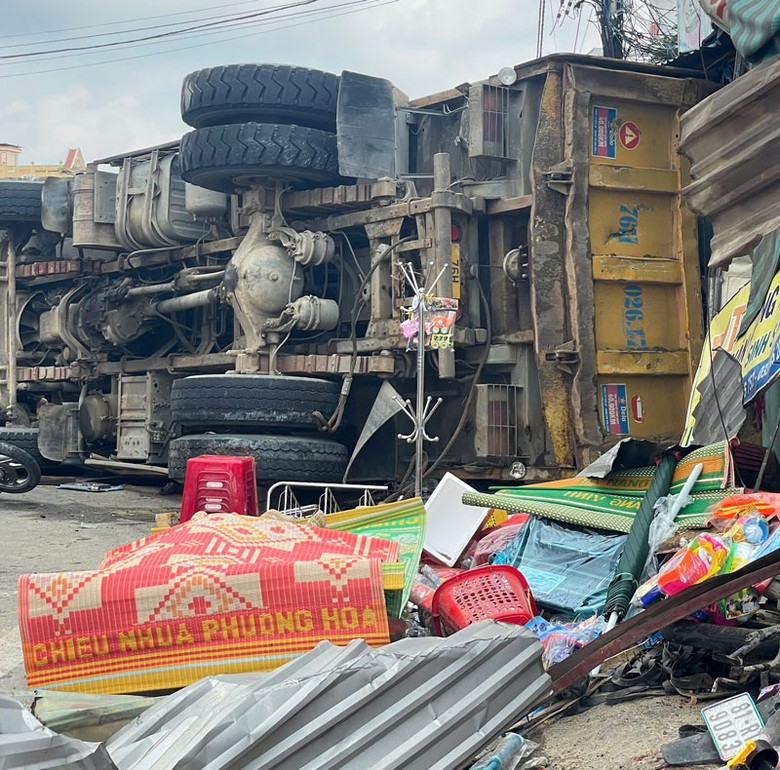 Hiện trường vụ TNGT nghiêm trọng trên QL1. Hiện trường vụ TNGT nghiêm trọng trên QL1.