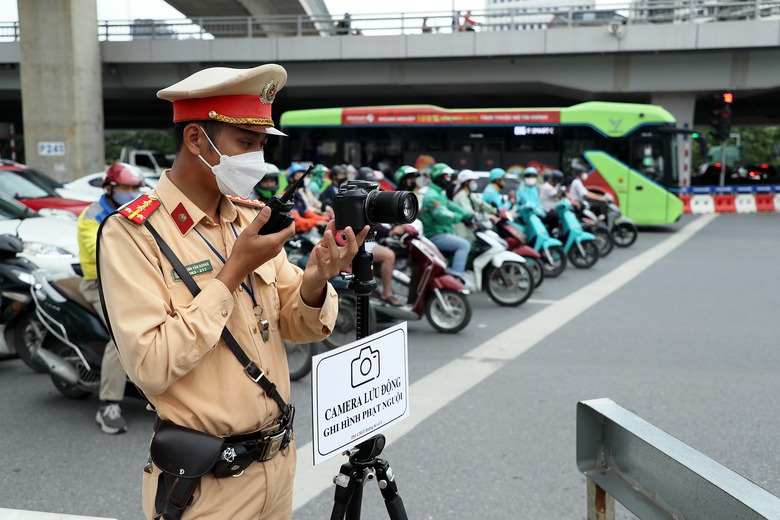 H&agrave; Nội: CSGT bố tr&iacute; hơn 20 điểm ghi h&igrave;nh lưu động, xử nghi&ecirc;m t&igrave;nh trạng nhờn luật- Ảnh 1.