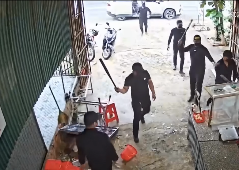 Bắt giữ 2 đối tượng trong nh&oacute;m c&ocirc;n đồ mang hung kh&iacute; đập ph&aacute; nh&agrave; d&acirc;n- Ảnh 1.