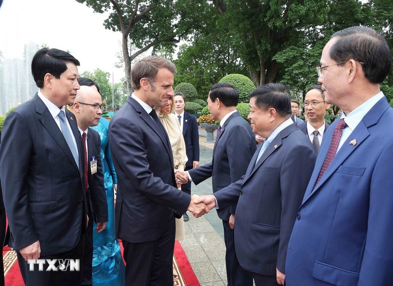 Chủ tịch nước Lương Cường chủ tr&igrave; lễ đ&oacute;n trọng thể Tổng thống Ph&aacute;p Emmanuel Macron- Ảnh 7.