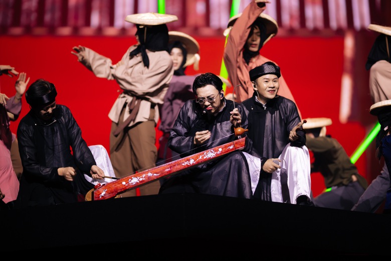 NSND Huỳnh Tú đã chờ Soobin hơn 30 năm để đứng chung sân khấu- Ảnh 5. NSND Huỳnh Tú đã chờ Soobin hơn 30 năm để đứng chung sân khấu- Ảnh 5.