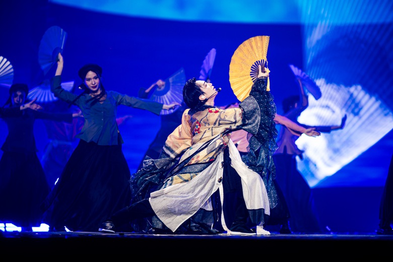 NSND Huỳnh Tú đã chờ Soobin hơn 30 năm để đứng chung sân khấu- Ảnh 3. NSND Huỳnh Tú đã chờ Soobin hơn 30 năm để đứng chung sân khấu- Ảnh 3.