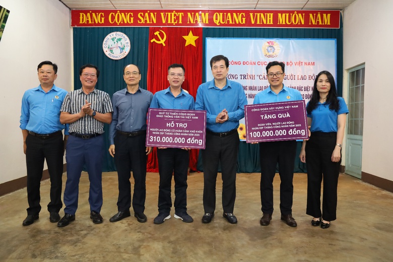 Hơn 400 triệu đồng hỗ trợ đo&agrave;n vi&ecirc;n, người lao động ng&agrave;nh đường bộ c&oacute; ho&agrave;n cảnh kh&oacute; khăn- Ảnh 1.