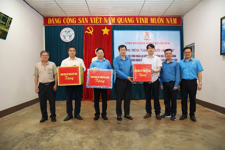 Hơn 400 triệu đồng hỗ trợ đo&agrave;n vi&ecirc;n, người lao động ng&agrave;nh đường bộ c&oacute; ho&agrave;n cảnh kh&oacute; khăn- Ảnh 2.