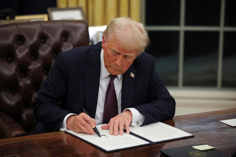 Tổng thống Mỹ Donald Trump ho&atilde;n &aacute;p thuế 50% l&ecirc;n h&agrave;ng h&oacute;a EU đến ng&agrave;y 9/7- Ảnh 1.
