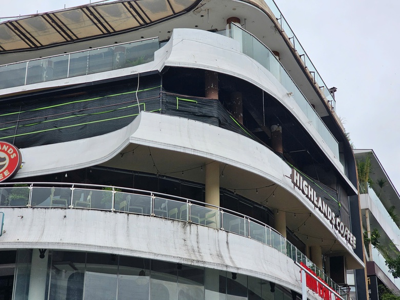 Hà Nội: Dựng rào chắn, chuẩn bị phá dỡ toà nhà "Hàm cá mập"- Ảnh 11. Hà Nội: Dựng rào chắn, chuẩn bị phá dỡ toà nhà "Hàm cá mập"- Ảnh 11.