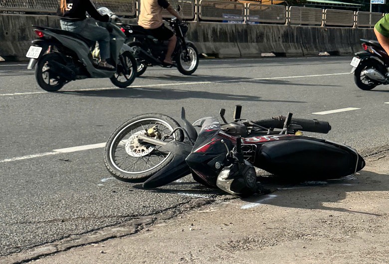 Va chạm xe khách trên QL1, nữ công nhân tử vong thương tâm- Ảnh 1. Va chạm xe khách trên QL1, nữ công nhân tử vong thương tâm- Ảnh 1.