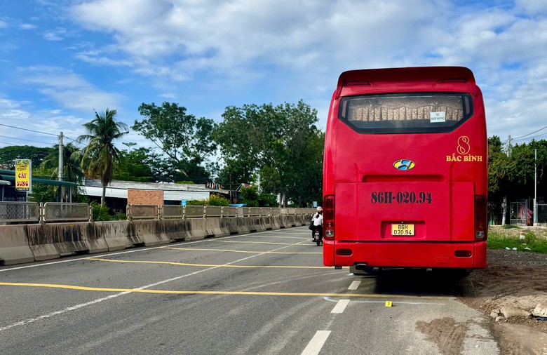Va chạm xe khách trên QL1, nữ công nhân tử vong thương tâm- Ảnh 2. Va chạm xe khách trên QL1, nữ công nhân tử vong thương tâm- Ảnh 2.